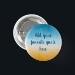 カスタム引用文ビーチ 缶バッジ<br><div class="desc">この静お気に入りのかな水色のグラデーションの風景にあなたの引用文を追加絵画する。黄色のオークレーから深いティール（緑がかった色）ブルーグリーンまで、ビーチの海シースケープvibeで卒業。</div>