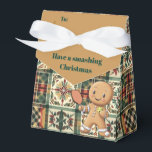 カスタム文字すてきジンジャーパドルパウチ フェイバーボックス<br><div class="desc">ジンジャーすてきパドルパウチの人気ボグを紹介！🎄想像フェスティバルのテントスタイルの好意バッグは、クリスマスのタータンチェックパターン鮮やかで飾られ、休日の応援でバースト。背景は私たちのスターのための完璧なステージを設定している：生意気なジンジャーブレッドマンは、アイシング詳細といたずら笑いを伴い、プロのようにピックボールパドルを振り回す。この小さなクッキーは単なるベーキングではなく、彼は裁判所でおもしろいを提供している！🏓バッグのフラップのエレガント上に読はよくはしゃぐ、"Have a smashing Christmas"と書き、あなたの骨をくすぐるパンを加えおもしろいる。贈り物に最適な、この楽しいパッケージは誰かの顔にスマイルをもたらすことだろう。🎁</div>