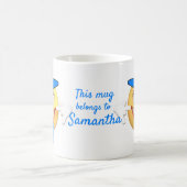 カスタム文字にほほ笑む絵文字(弓付き青い帽子) コーヒーマグカップ (中央)