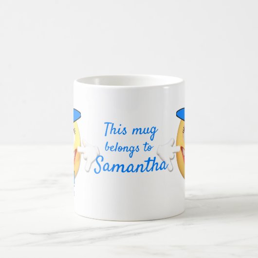 カスタム文字にほほ笑む絵文字（弓付き青い帽子） コーヒーマグカップ (中央)