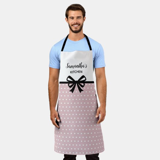 カスタム文字ピンクホワイト水玉模様おもしろいキュートキッチン エプロン (着用した状態)