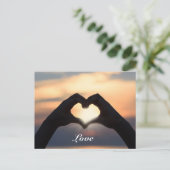 カスタム文字ラブハンズハートシェイプトワイライトサンセット ポストカード (スタンド正面)