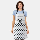 カスタム文字白黒水玉模様キュートキッチン エプロン (着用した状態)