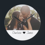 カスタム文字製パーソナライズされた ラウンド壁時計<br><div class="desc">Ricasoのカスタム文字製の写真パーソナライズされたと壁時計 – カスタマイズ可能なアクリル時計に自分の写真、アート、文字を追加</div>