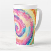 カスタム文字/おもしろい60s絞り染めヒッピーカラフルスワール カフェラテマグ (右アングル)