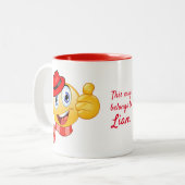 カスタム文字、帽子とスカーフで親指を立てる ツートーンマグカップ (正面左)