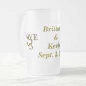 カスタム新郎新婦ラブハート曇りガラスのマグカップ フロストグラスビールジョッキ (正面左)