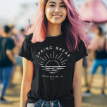 カスタム春休みサマーガールフレンド旅行 Tシャツ<br><div class="desc">このティーのガールスクワッドのゲットウェイパーソナライズされたで祝、春休みのシックなミニマリズムを受け入れる！ツアーのスローガンを切り捨て、あなたの選んだ目的地を特徴とするロゴとお洒落あなたのチームの洗練されたモダン精神を誇示する。一見小声で「春休み右。春休み場所と年でパーソナライズ！</div>