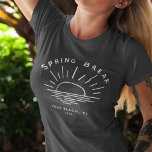 カスタム春休みサマーガールフレンド旅行 Tシャツ<br><div class="desc">このティーのガールスクワッドのゲットウェイパーソナライズされたで祝、春休みのシックなミニマリズムを受け入れる！ツアーのスローガンを切り捨て、あなたの選んだ目的地を特徴とするロゴとお洒落あなたのチームの洗練されたモダン精神を誇示する。一見小声で「春休み右。春休み場所と年でパーソナライズ！</div>