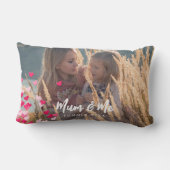 カスタム書写真モダンの点在ピンクハート ランバークッション (裏面)