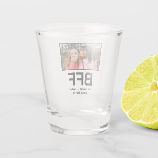 カスタム最高のモダン友の永遠bff写真 ショットグラス (裏面)