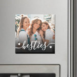 カスタム最高のFriends Photo Keepsake マグネット<br><div class="desc">この片側カスタムの四角い磁石をパーソナライズされた使用して磁石形部品を作成する。この宇宙は、流れお気に入りのるスクリプトのフォントの下に書て「ベスティーズ」という言葉を持つ1枚の写真のための詳細を特徴とし、いくつかの小さなハートのがアクセントになっている。微妙な黒のグラデーションが文字の後ろに救済置かれ、イメージに力を入れることなく目立つ。このクリーンシンプルなデザインは、友達、兄弟姉妹、ペット、家族最高の、またはその他の大切な瞬間の思い出を示すのに最適である。誕生日、休日、または正当な理由の大事な行事のための思慮深い贈り物。</div>