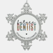 カスタム未来の歯科歯科歯科医学生の贈り物 スノーフレークピューターオーナメント (正面)