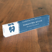 カスタム歯科医ロゴホワイト&ネイビーブルー デスクネームプレート (側面)