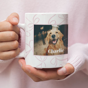 カスタム犬の写真と名前ライトピンクの弓パターン コーヒーマグカップ