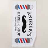 カスタム理容師ショップのポールと口ひげロゴ ビーチタオル (正面)