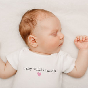 カスタム生まれたばかりの姓ベビーシャワーギフトピンクハート ベビーボディスーツ