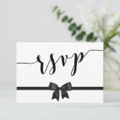 カスタム白黒ウェディングRSVPカード付きボウ 出欠カード (スタンド正面)