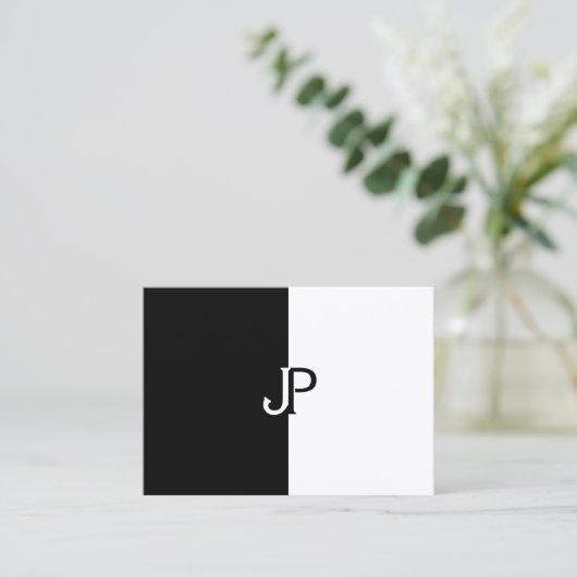 カスタム白黒モノグラムモダンシックテンプレート 名刺 (スタンド正面)