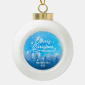 カスタム穏やかな青い雪の森メリークリスマス セラミックボールオーナメント (正面)