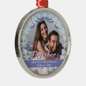 カスタム第1結婚したクリスマスライトパープルブルートーン メタルオーナメント (右)