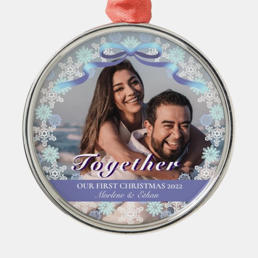 カスタム第1結婚したクリスマスライトパープルブルートーン メタルオーナメント (正面)
