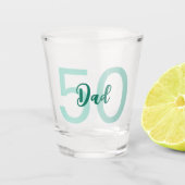 カスタム第50回誕生日パパモダンティール(緑がかった色)緑スクリプト ショットグラス (正面)