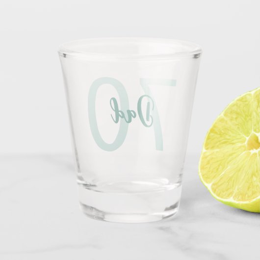 カスタム第70回誕生日パパモダンティール（緑がかった色）緑スクリプト ショットグラス (裏面)