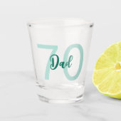 カスタム第70回誕生日パパモダンティール（緑がかった色）緑スクリプト ショットグラス (正面)