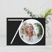 カスタム第70誕生日白黒ミニマル写真 招待状 (スタンド正面)