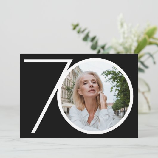 カスタム第70誕生日白黒ミニマル写真 招待状 (スタンド正面)
