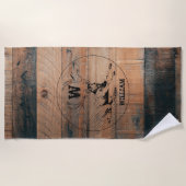 カスタム素朴木の質感と鹿モノグラム ビーチタオル (正面)