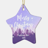 カスタム紫の平和な雪の森メリークリスマス セラミックオーナメント (左)