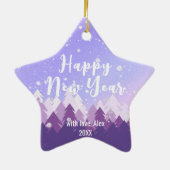 カスタム紫の平和な雪の森メリークリスマス セラミックオーナメント (裏面)