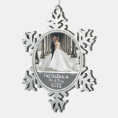 カスタム結婚式の写真 グレー最初のクリスマス 夫婦 スノーフレークピューターオーナメント (右)