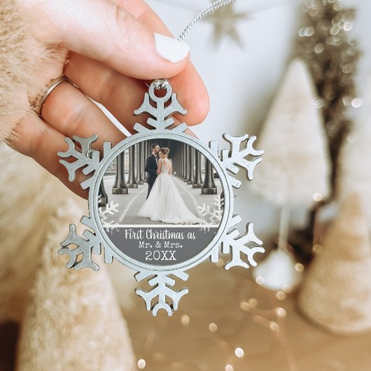 カスタム結婚式の写真 グレー最初のクリスマス 夫婦 スノーフレークピューターオーナメント
