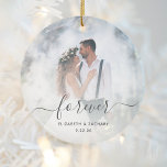 カスタム結婚式の写真(永パーソナライズされた遠) セラミックオーナメント<br><div class="desc">この記結婚祝念オーナメントでは、最初と最後にスワッシュが入ったチャエレガントーコールグレーの手書き文字の「forever」という言葉が使われます。名前と日付を使用してカ結婚スタマイズし、サンプルイメージを写真に置きお気に入りの換え結婚ます。白いグラデーションフィルタ救済が文字を作成しポップ・アートのます。</div>