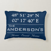 カスタム緯度経度ファミリ名自宅住所 アクセントクッション (裏面)