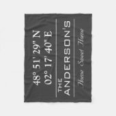 カスタム緯度経度ファミリ名自宅住所 フリースブランケット (正面)