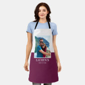 カスタム自分の名前を追加するフォトプラムモダン エプロン (着用した状態)