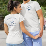 カスタム航海の海軍ブルー船長とボート名 Tシャツ<br><div class="desc">航海のカスタムTシャツのデザインは、正面と背面にスタイリッシュはシンプル、ネイビーブルーの沿岸スタイルデザインを備え、ボートいかりアクセントと背面にはウェルカムアボードのメッセージを備えている。ボートの名カスタム前、ボートの所有者/キャプテン、場所、または他の好ましい文言で文字をパーソナライズ。ネイビーブルーカラーは変更可能。</div>