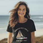 カスタム航海のMatching Family Boat Trip T-Shirt Tシャツ<br><div class="desc">セーリング航海のボートを搭載したテーマファミリーボートデザインとモダン、年間を通して計画されている冒険、クルーズ、または家族懇親会のための完璧な一致する家族のコーディネート衣装を作るタイポグラフィ。バチェロレットのパーティーやブライダルシャワーに最適ママ、パパ、弟、妹、従姉妹など、家族の残りの部分のティーのような他の一致するアイテムをチェックする。私たちの店のドアマット、飲み物用品、キッチンタオルを含むボートのアクセサリーまたは以下のリンクを使用する。このカスタマイズデザインは、上の「パーソナライズ」ボタンを使用して当社のパーソナライズ・ツールで自分の姓と好きな年を追加クリックすることで行う</div>