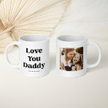 カスタム色文字 Love you Daddy with Photo コーヒーマグカップ<br><div class="desc">このシンプル文字と可愛い白黒のマグカップは、あなたが任意の色にモダンすることができますカスタマイズので"愛あなたダディ"と言うクリック(単にデザインの編集ツール)。あなたのお気に入りの家族の写真を追加し、あなたの名前を追加，完璧な父の日の贈り物のためにあなたのパパが愛する！</div>