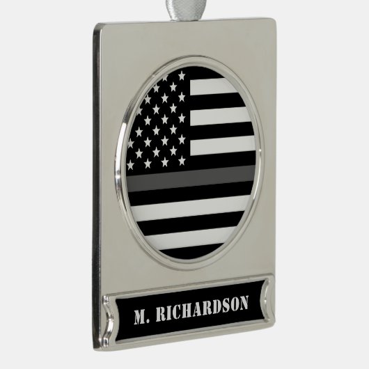 カスタム薄いグレー線の修正オフィサーのギフト シルバープレートバナーオーナメント (右)