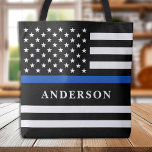 カスタム薄い青い線パーソナライズされた警官 トートバッグ<br><div class="desc">新しいThin Blue Line Flag Tote Bagを導入。警察官、警察官、妻、警察官、そして法執行支援を見せたい人に最適。このトートバッグはモダンスタイルでデザインされ、勇敢な警官の勇気と犠牲を表す印象的な薄いブルーラインとアメリカ国旗を特徴としている。あなたはショッピング、の用事ランニング、ジムに行く、またはビーチを打つためにこの汎用性の高いトートバッグは、あなたの毎日のルーチンにスタイルと機能を追加する理想的なアクセサリーである。広々としたインテリアは必需品を全て保持し、頑丈なストラップは快適で安全を確保し運る。このトートバッグは実用的なアクセサリーであるだけでなく、警察で愛する人や警察に感謝の意を表したいと思う人に思いやりある贈り物にもなる。今すぐ注文して、青で私たちの勇敢な男性と女性へのサポートを示しなさい！</div>