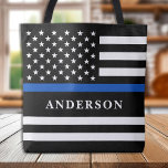 カスタム薄い青い線パーソナライズされた警官 トートバッグ<br><div class="desc">新しいThin Blue Line Flag Tote Bagを導入。警察官、警察官、妻、警察官、そして法執行支援を見せたい人に最適。このトートバッグはモダンスタイルでデザインされ、勇敢な警官の勇気と犠牲を表す印象的な薄いブルーラインとアメリカ国旗を特徴としている。あなたはショッピング、の用事ランニング、ジムに行く、またはビーチを打つためにこの汎用性の高いトートバッグは、あなたの毎日のルーチンにスタイルと機能を追加する理想的なアクセサリーである。広々としたインテリアは必需品を全て保持し、頑丈なストラップは快適で安全を確保し運る。このトートバッグは実用的なアクセサリーであるだけでなく、警察で愛する人や警察に感謝の意を表したいと思う人に思いやりある贈り物にもなる。今すぐ注文して、青で私たちの勇敢な男性と女性へのサポートを示しなさい!</div>
