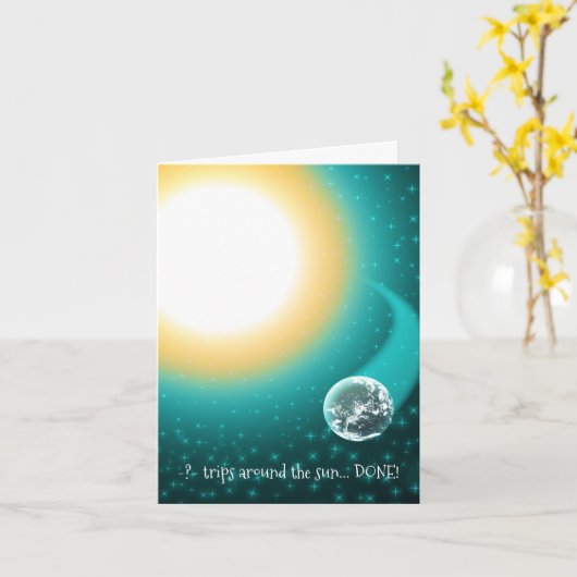 カスタム誕生日が太陽のまわりにの軌道を回る カード (黄色い花)