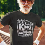 カスタム誕生日キングパーソナライズされた年 Tシャツ<br><div class="desc">このシャツのスタイルを変更するには、「スタイル」オプションの下の「詳細」>「詳細」を選択する。この領域でパーソナライズされたは、さらにオプションを選択しカスタマイズて、名前クリック、イニシャルまたは単語を変更することによカスタマイズり、提供または使用される可能性がある。また、文字の色やスタイルを変更したり、画像のみのデザインの文字を削除したりすることもできます。私は連絡colorflowcreations@gmail.comで私はもし、このデザインを別の製品に持つ必要がある。www.facebook.com/colorflowcreations、www.instagram.com/colorflowcreations、www.twitter.com/colorflowart、後を追およびwww.pinterest.com/colorflowcreationsで自分の創造や自分の情報を見る。</div>