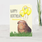 カスタム誕生日ギフト オリジナルデザインの茶色のモルモットと黄色の風船   カード (正面)