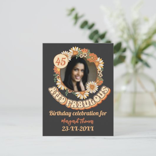 カスタム誕生日パーティーの一致グループフローラgroovy インビテーションポストカード (スタンド正面)